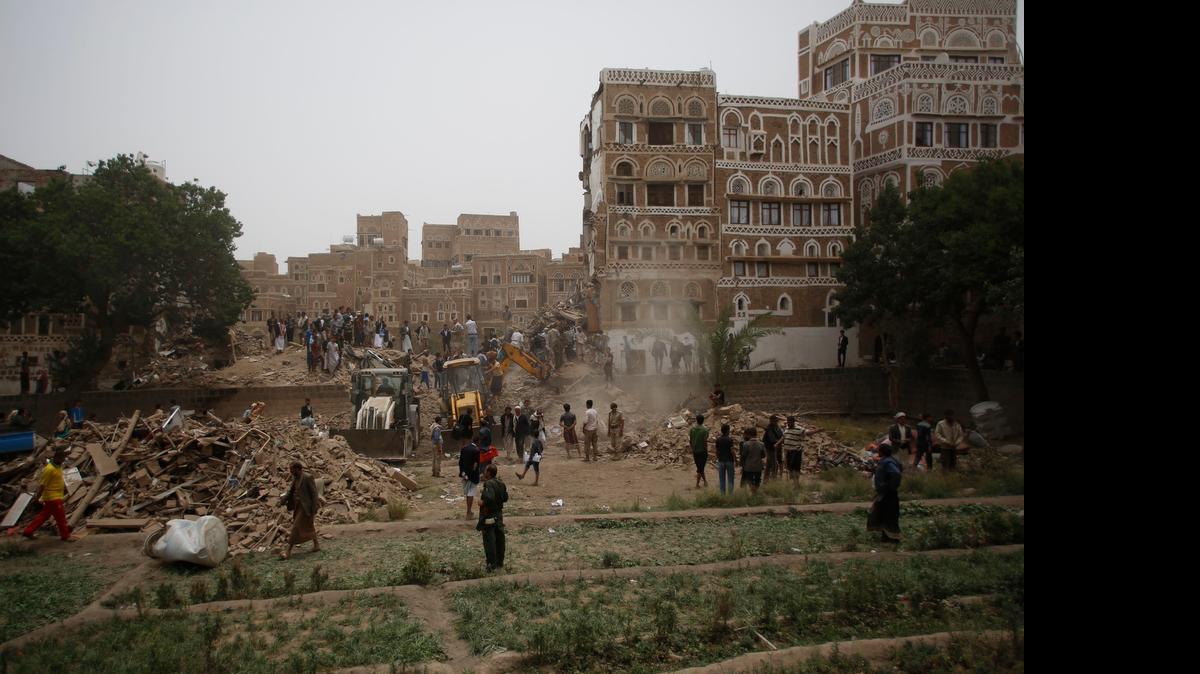 
La Unesco condenó este viernes el bombardeo del casco antiguo de Saná, la capital yemení, declarado patrimonio mundial de la humanidad por esta organización, en tanto la coalición árabe liderada por Riad negó su responsabilidad.
