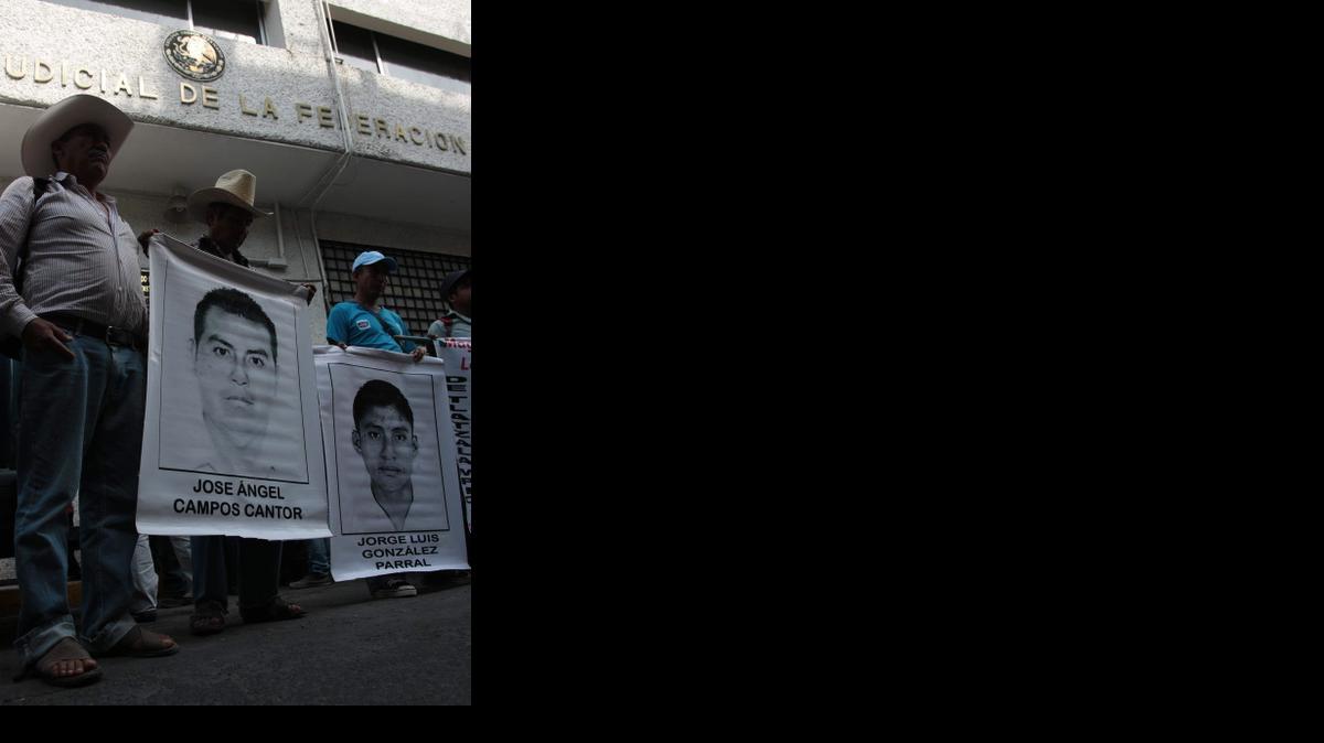 
Un grupo de estudiantes, maestros y familiares de los 43 jóvenes desaparecidos en México protesta el lunes 19 de enero de 2015, frente a un juzgado de Chilpancingo, la capital del estado mexicano de Guerrero. Los padres y compañeros de los 43 estudiantes desaparecidos en México convocaron hoy a una nueva marcha nacional para protestar por el caso el próximo lunes, cuando se cumplirán cuatro meses de aquella violenta noche en el municipio de Iguala (Guerrero).
