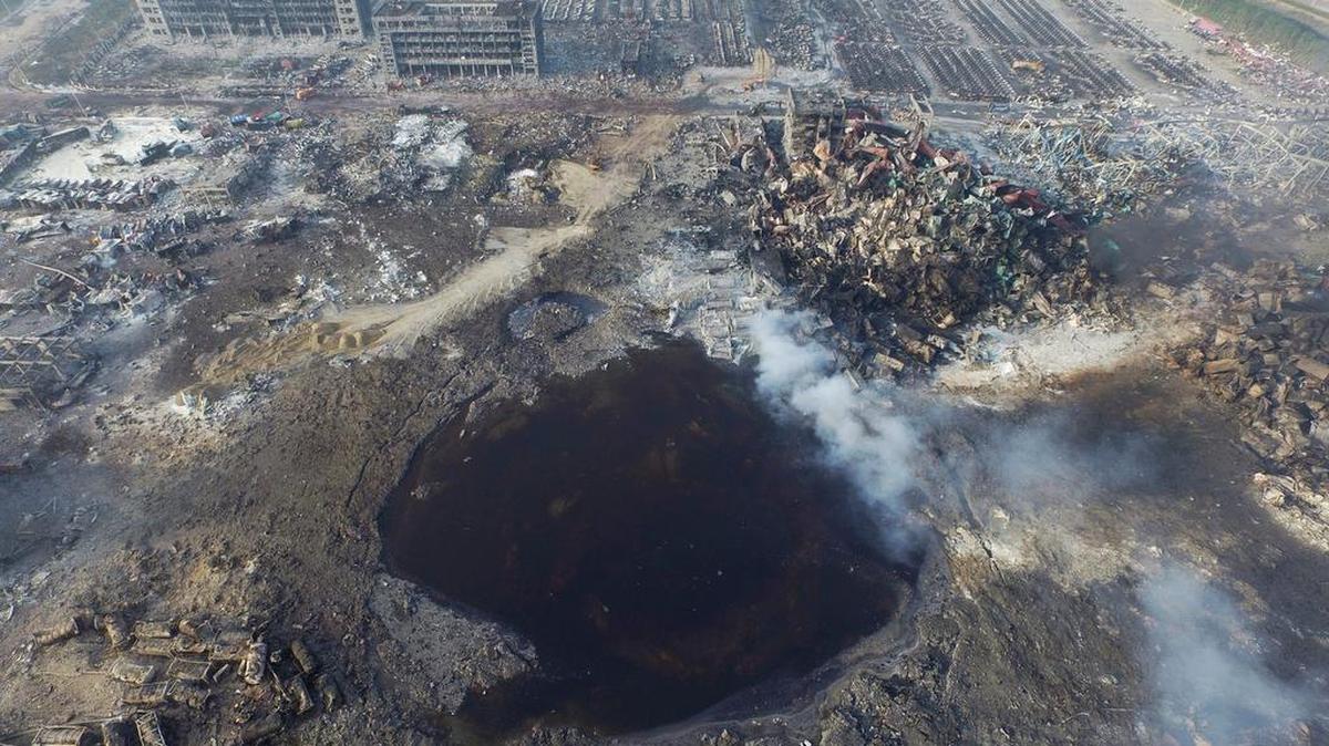 
Vista aérea del gran agujero dejado en la tierra como consecuencia de la gigantesca explosión que sacudió la ciudad portuaria de Tianjin, China. 
