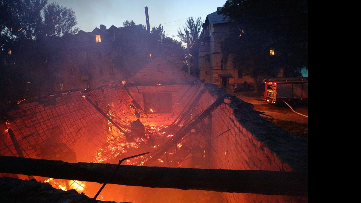 
Un edificio arde después de combates y bombardeos entre fuerzas ucranianas y separatistas prorrusas al este de Donetsk. 
