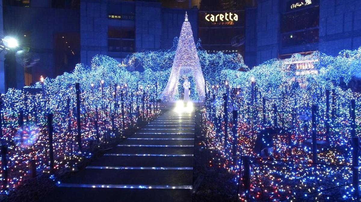Imagen del carismático edificio Caretta Shiodome en Tokio decorado para la Navidad.