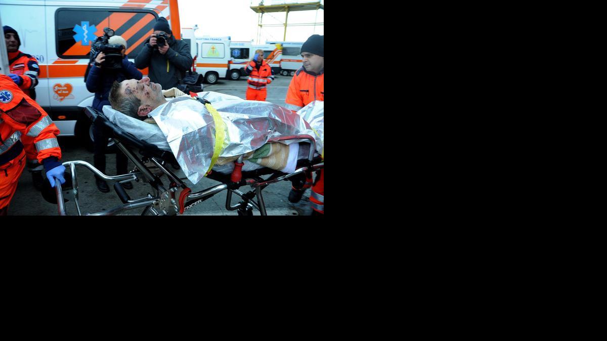 
Un pasajero del ferry ‘Norman Atlantic’ es trasladado al hospital a su llegada al puerto de Bari en Italia a bordo del ‘Espíritu del Pireo’ el lunes.
