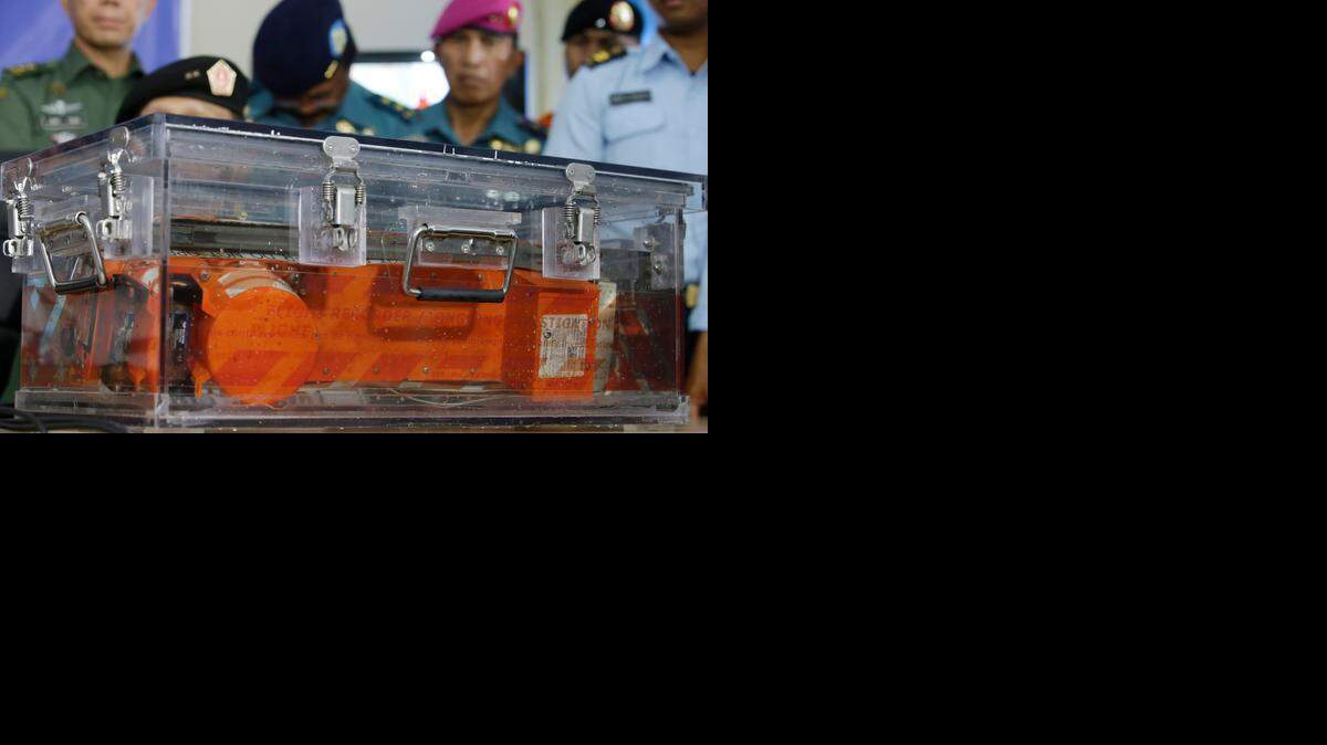 
Las cajas negras son indispensables para establecer las circunstancias exactas del drama: una grabadora contiene los diálogos en cabina entre los pilotos y con el control aéreo, y la segunda los parámetros del avión (velocidad, altitud, etc.).
