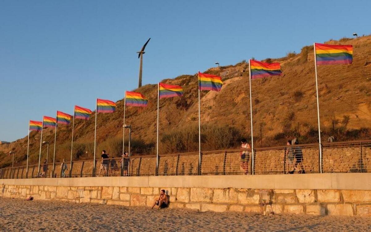 Las banderas del orgullo Gay ondean el lunes 5 de junio de 2017, en una playa gay en Tel Aviv (Israel). Tel Aviv celebra la Semana del Orgullo Gay del 4 hasta el 10 de junio, incluirá eventos culturales y artísticos y fiestas. Se espera que el desfile del Orgullo Gay atraiga a miles de turistas gays de todo el mundo.