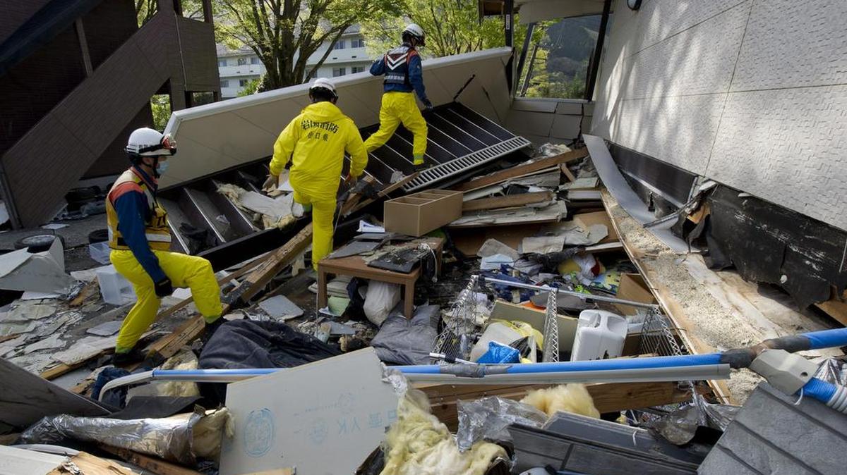 Rescatistas en Minami Aso buscan el domingo sobrevivientes entre los escombros de una edificación, tras el terremoto en Japón.