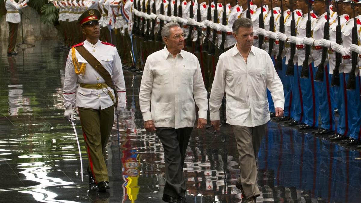 El gobernante cubano Raúl Castro y el presidente de Colombia, Juan Manuel Santos, durante una ceremonia de bienvenida en el Palacio de la Revolución en La Habana, Cuba, el lunes 17 de julio de 2017. Santos se encuentra en Cuba en una visita oficial de dos días.