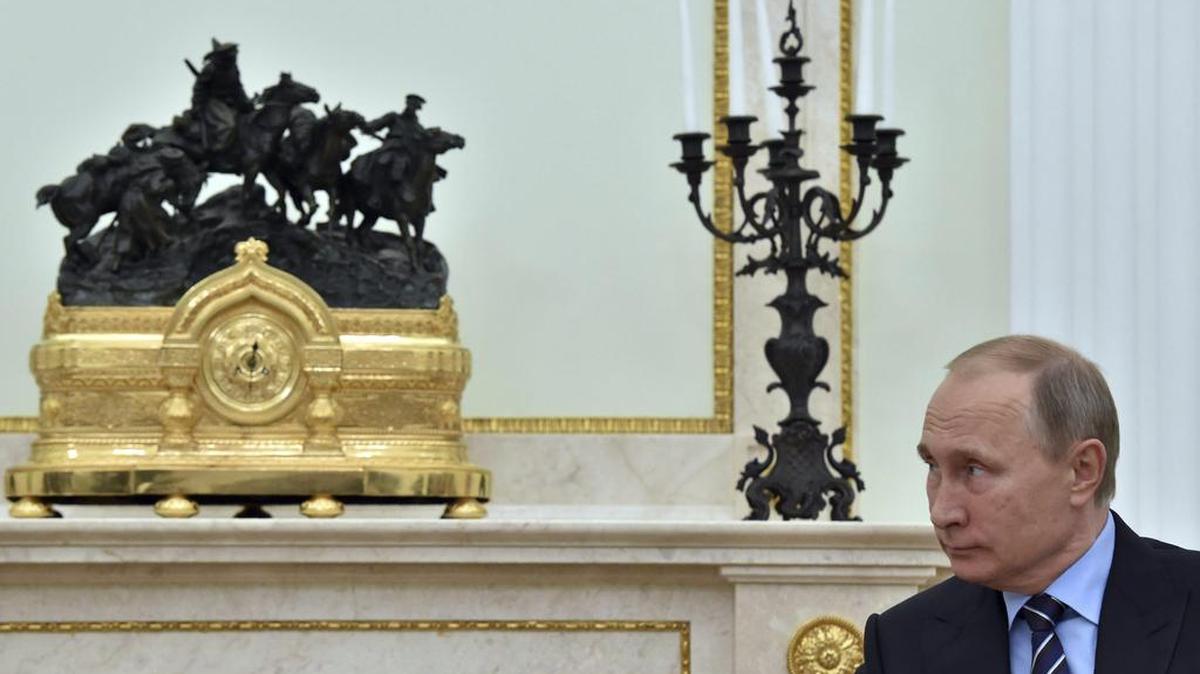 El presidente ruso, Vladimir Putin (d), durante la reunión que mantuvo con el príncipe Alberto II de Mónaco (no visible en la foto) en el Krémlin en Moscú (Rusia) el 7 de octubre de 2016. Está previsto que ambos líderes hablen sobre cooperación bilateral e intercambien puntos de vista sobre asuntos de interés internacional.