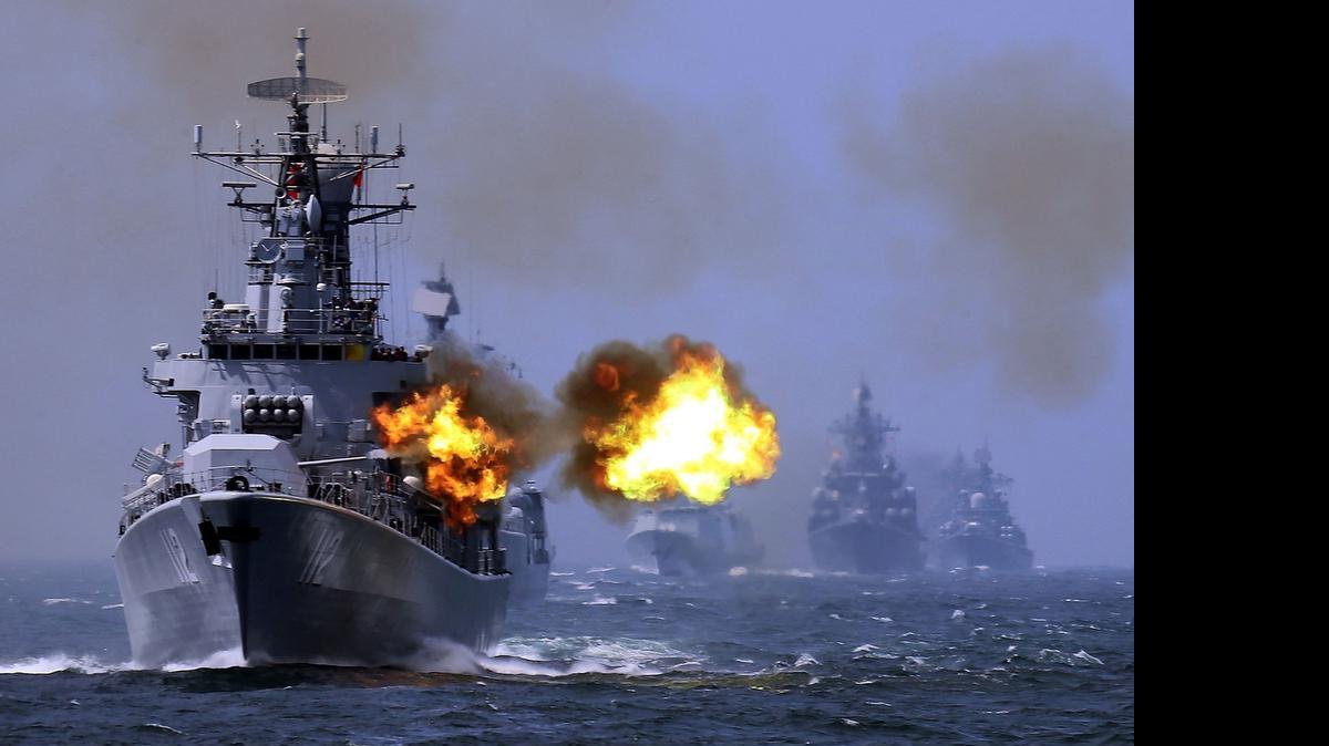 
Un buque de guerra chino dispara un misil durante ejercicios militares conjuntos entre China y Rusia en el Mar de China en el 2014.
