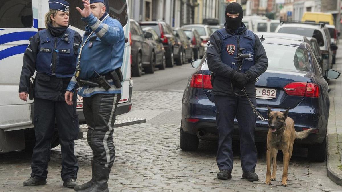 Las fuerzas de seguridad especiales de Bélgica efectúan una nueva operación antiterrorista en Molenbeek, Bruselas, Bélgica, el 18 de marzo del 2016, dirigida a buscar al principal fugado de los atentados del 13-N en París, Salah Abdeslam, en un operativo en el que se han escuchado tiros, según la prensa local.