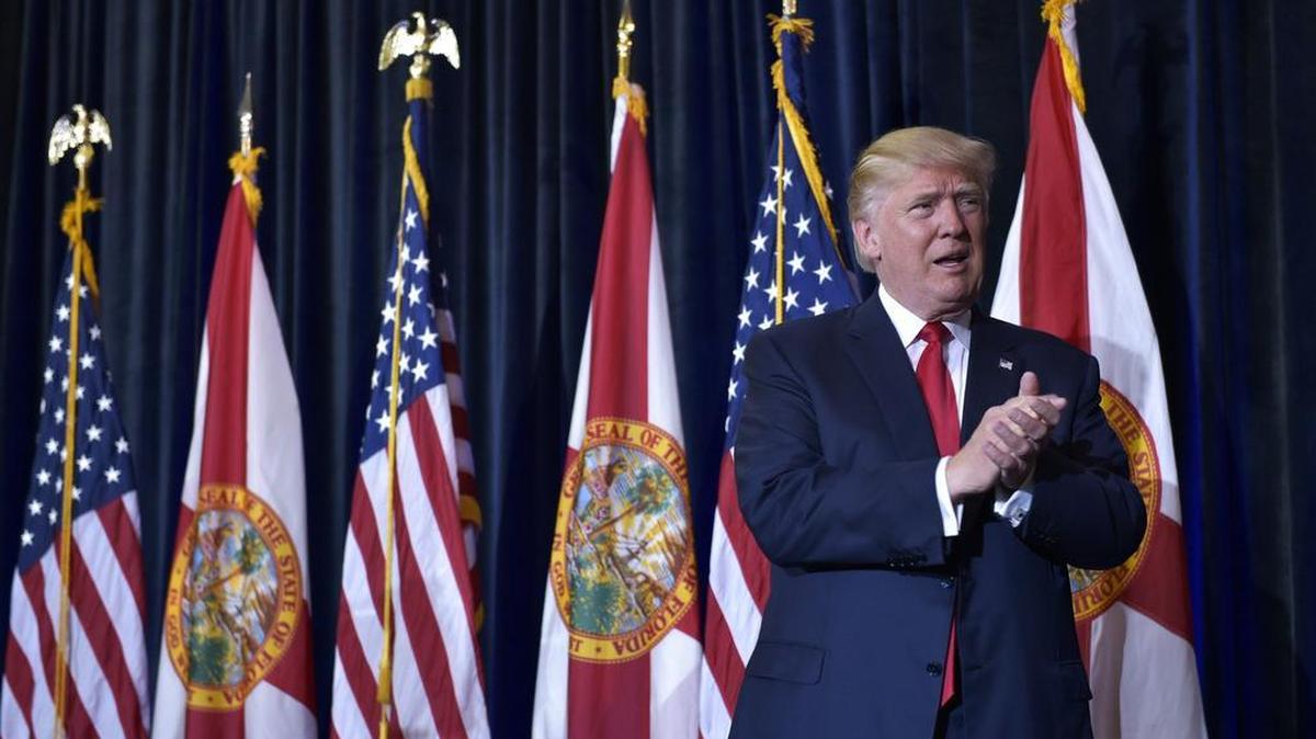 El candidato republicano a la presidencia Donald Trump durante una manifestación en el Centro de Eventos Especiales del recinto ferial del estado de Florida en Tampa, Florida, el 5 de noviembre de 2016.