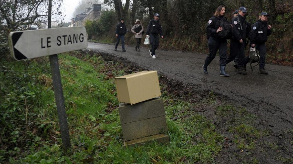 La policía francesa llega a la casa de Troadec para investigar el 9 de marzo de 2017 en Pont-de-Buis, al oeste de Francia.