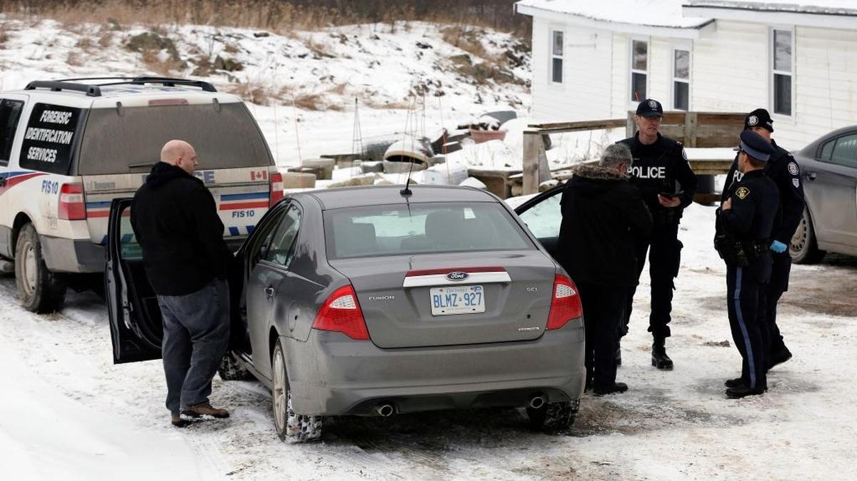 Oficiales forenses se paran frente a una casa conectada con Bruce McArthur, un presunto asesino en serie, en Madoc, Ontario.