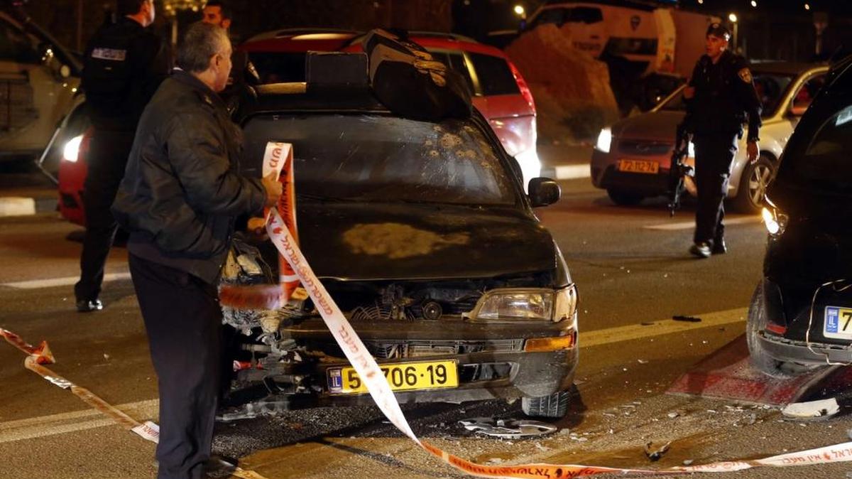 A causa de los disparos, efectuados desde un coche en movimiento, murieron un joven estadounidense, un colono israelí y un viandante palestino de unos 40.