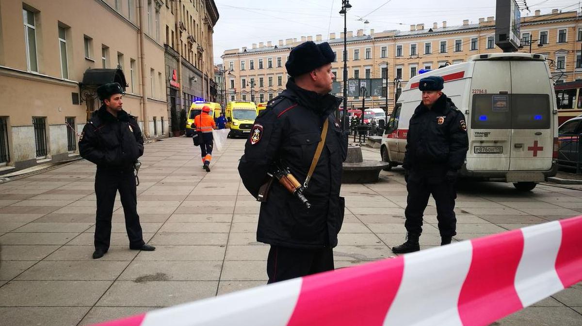 Agentes de policía hacen guardia en la entrada de la estación de metro de San Petersburgo tras una explosión que dejó al menos 10 muertos.