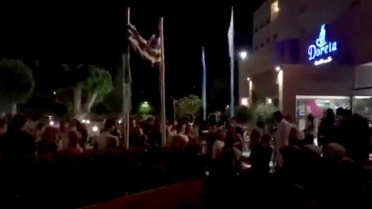 En esta captura de pantalla tomada de un video de teléfono celular, los turistas se encuentran fuera del Marmara Club-Hotel después de un terremoto en Theologos, Grecia, a unos 30 km de Rodas, el 20 de julio de 2017.
