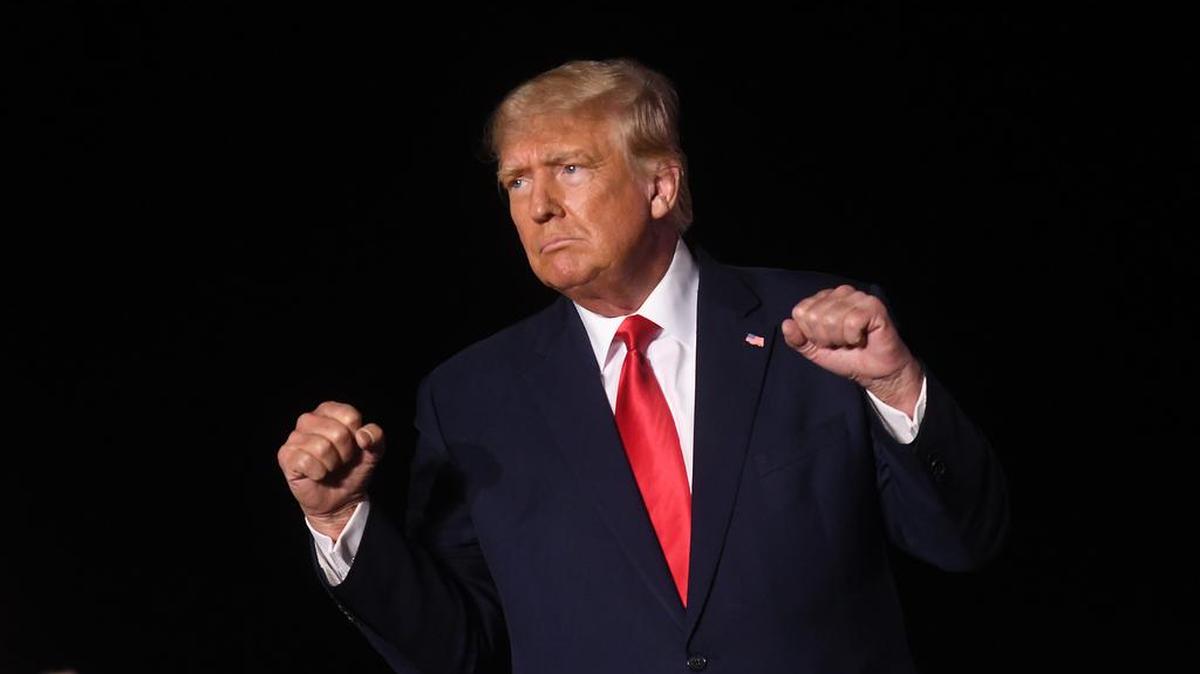 El mandatario chino, Xi Jinping, consideró este viernes en su conversación telefónica con el presidente electo de EE.UU., Donald Trump, que ambos países pueden ser “socios y amigos” y se mostró dispuesto a “promover mayores avances en los vínculos binacionales.