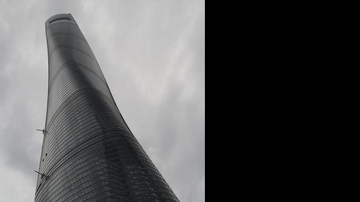 
La Torre de Shanghái, el segundo rascacielos más alto del mundo, con 632 metros y 128 pisos, tras los 828 metros de la torre Burj Khalifa, Dubai, está casi lista para su inauguración y consagración este verano como el mayor edificio de doble fachada del planeta. 
