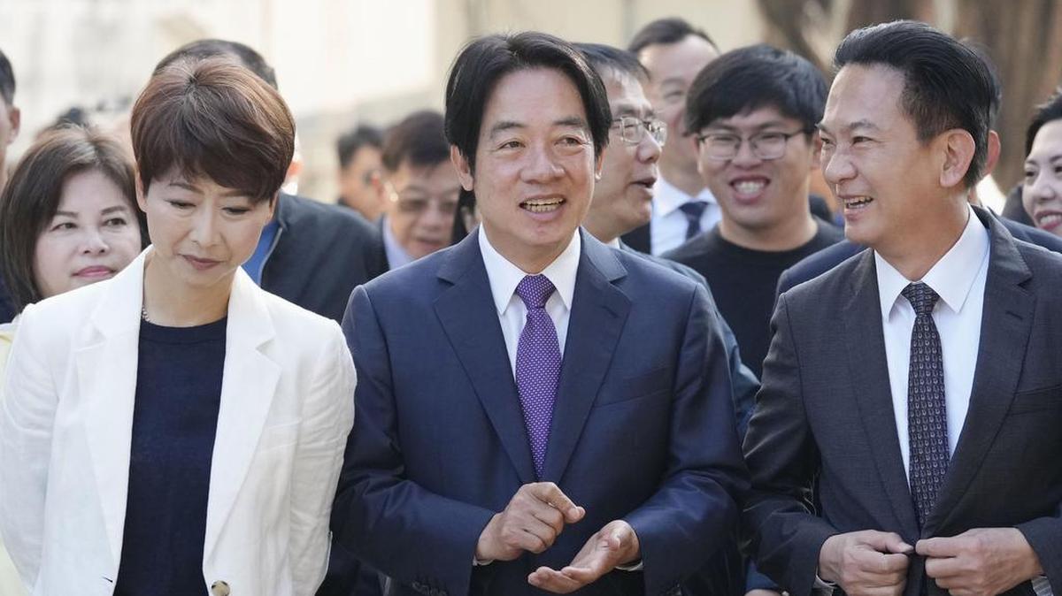 El candidato oficialista Lai Ching-te (C), del Partido Progresista Democrático (PPD) ganó la elección presidencial en Taiwán el sábado, y así lo reconoció la oposición.