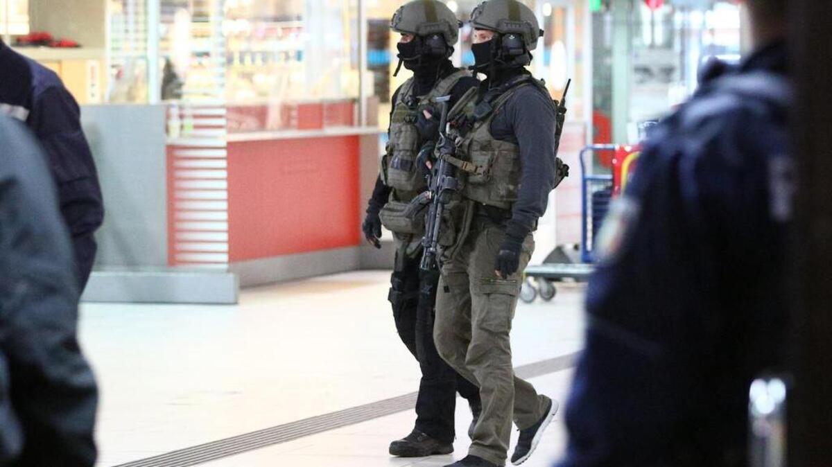 Fotografía de policías patrullando en la escena de un ataque con hacha el jueves 9 de marzo de 2017, en la estación central de trenes en Duesseldorf (Alemania).