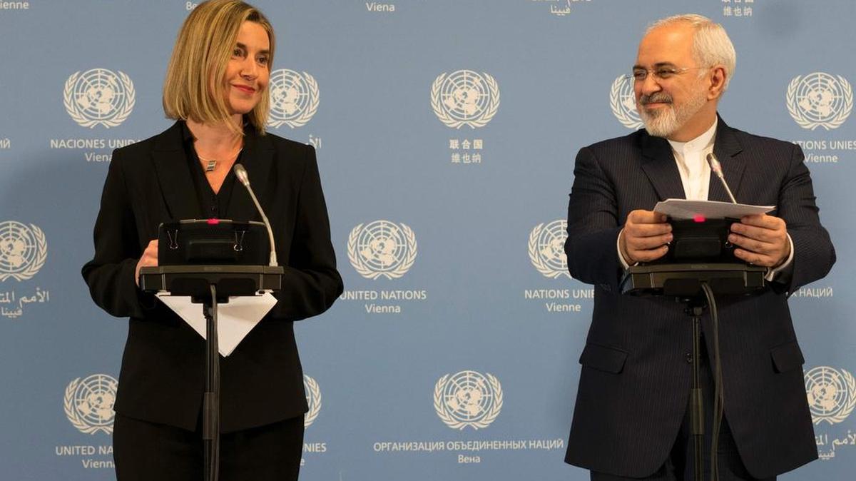 El ministro de Relaciones Exteriores iraní, Mohammad Javad Zarif (izq.) y la jefe de Política Exterior de la Union Europea, Federica Mogherini, celebran una conferencia de prensa conjunta en la sede de la Agencia Internacional de Energía Atómica en Viena el 16 de enero de 2016.