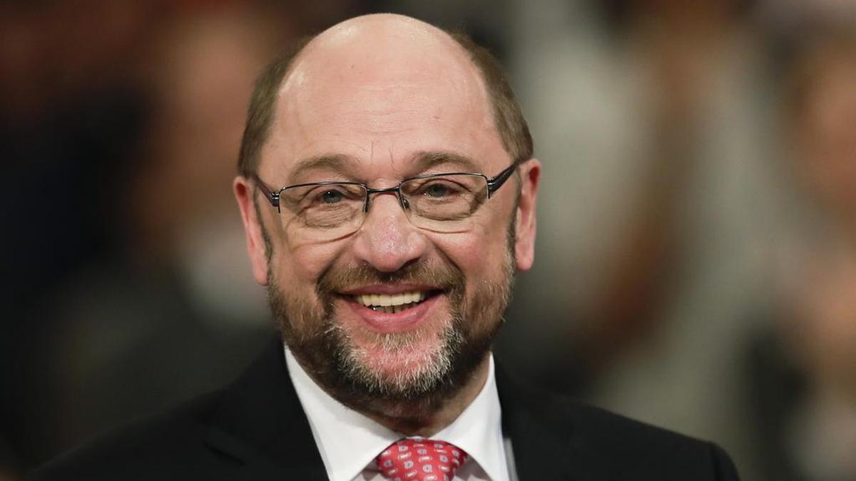 El Partido Socialdemócrata, SPD, designa como presidente y primer candidato para las próximas elecciones generales a Martin Schulz quien sonríe tras su discurso en una convención del partido en Berlín, el domingo 19 de marzo de 2017.