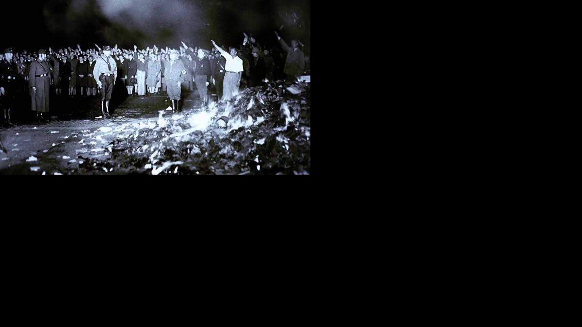 
Aunque era común que los nazis quemaran los libros que desaprobaban (como muestra la foto), la comunidad judía de Roma no cree que su biblioteca fuera destruída, sino que aún existe en algún lugar del mundo.
