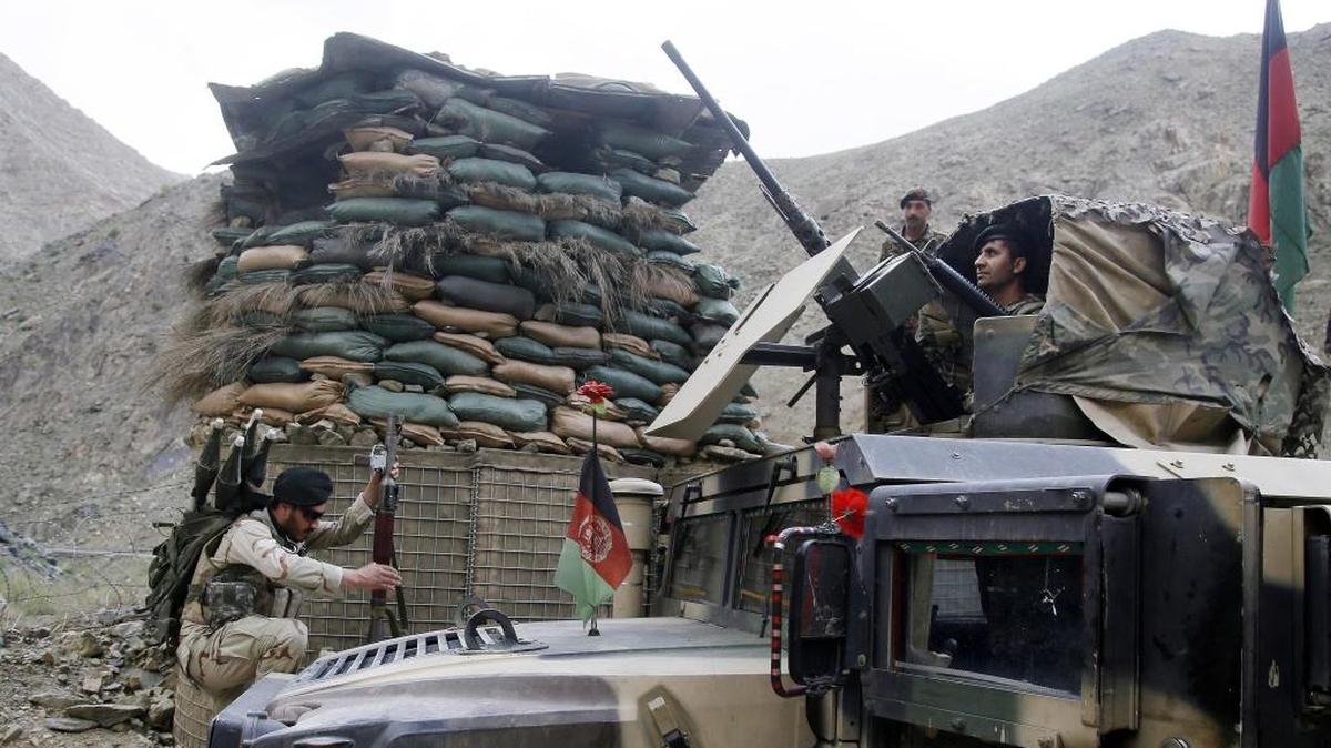 Los soldados afganos están de guardia en un puesto de control en las afueras de Kabul, 22 de abril de 2017. 