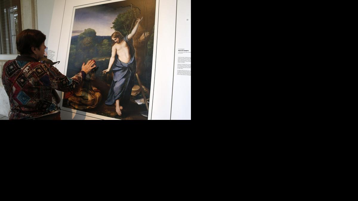 
Una invidente, frente al cuadro “Noli me tangere”, de Correggio, que forma parte de las obras que se van a poder admirar con los dedos de las manos en el Museo del Prado.

