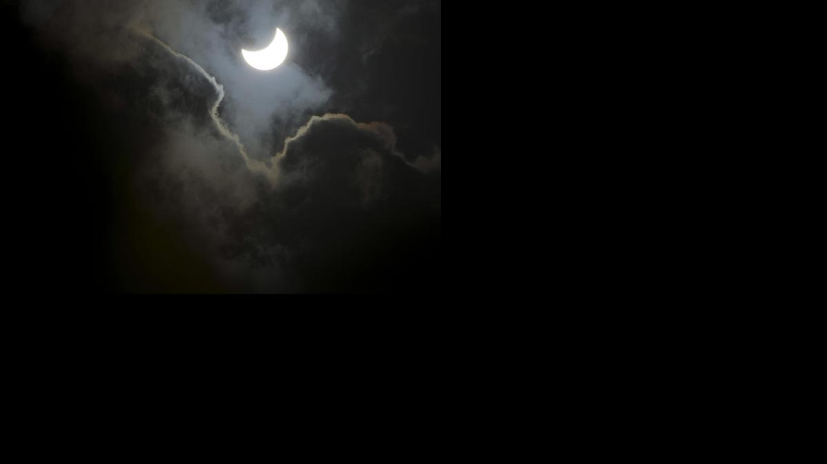 
Vista desde la localidad de Tuineje (Fuerteventura) del eclipse parcial de Sol con el que se despide el invierno en las Islas Canarias,
