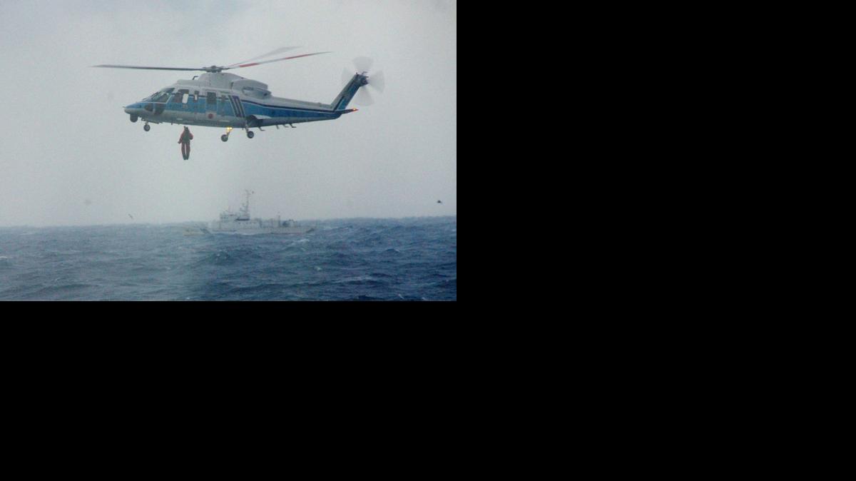 
Un helicoptero de la guardia costera nipona durante el rescate de los supervivientes de un naufragio de un barco de mercancías con bandera camboyana en Japón, el viernes. 


