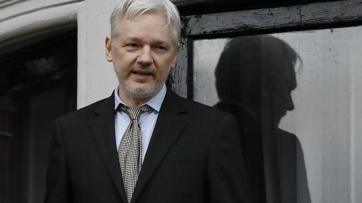 Julian Assange, fundador de WikiLeaks, en el balcón de la embajada ecuatoriana en Londres, el 5 de febrero.