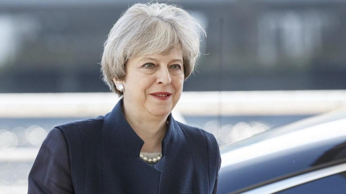 La primera ministra británica, Theresa May, llega a la reunión con la líder del Partido Nacional Escocés (SNP), y primera ministra de Escocia, Nicola Sturgeon (no en la imagen), con motivo de las conversaciones sobre las intenciones independentistas de Escocia, en Glasgow, Reino Unido, el 27 de marzo de 2017.