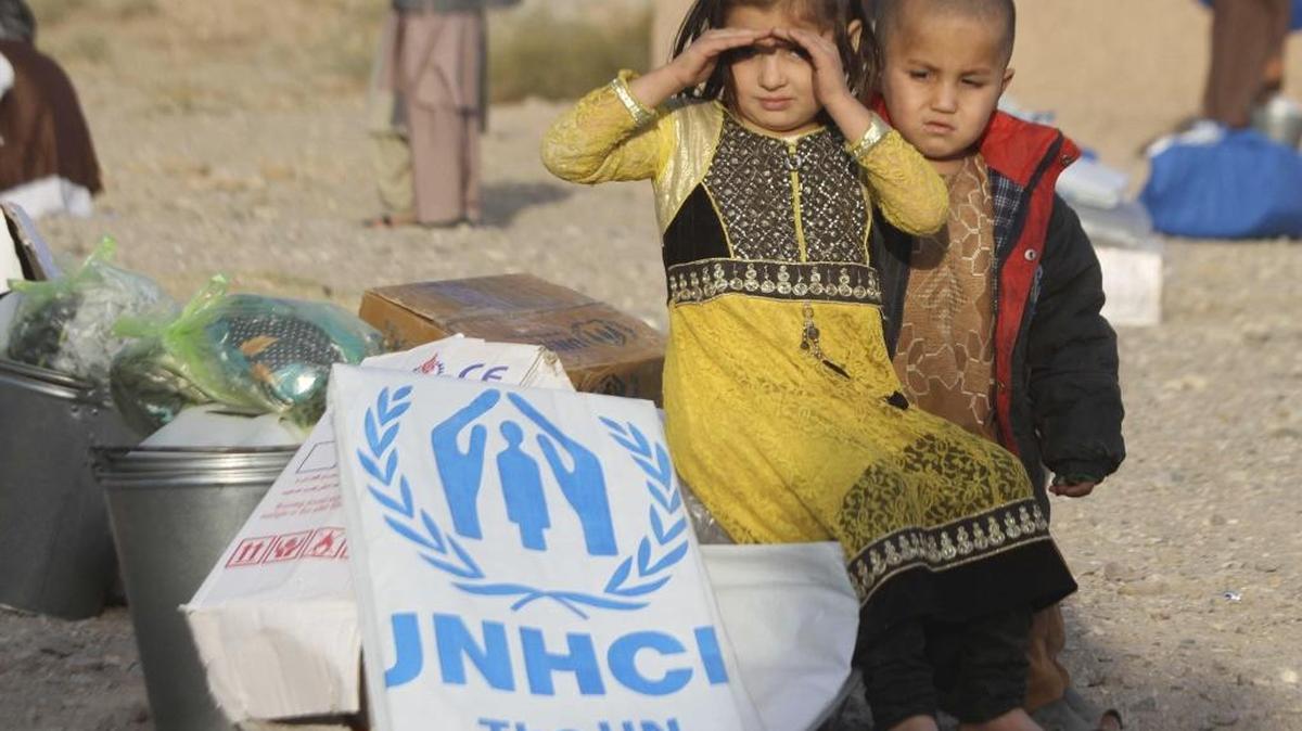 Unos desplazados afganos reciben bienes de primera necesidad por parte de ACNUR para poder pasar el invierno en un campamento de refugiados a las afueras de Herat, Afganistán.