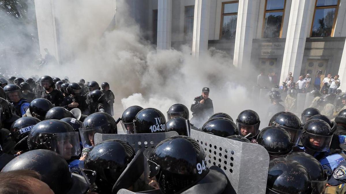 
Opositores de la reforma constitucional se enfrentan a la policía ante el Parlamento ucraniano en Kiev (Ucrania) hoy, 31 de agosto de 2015. 
