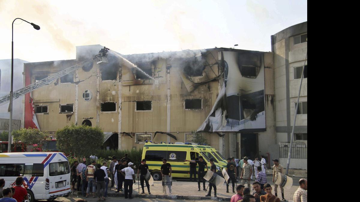
Bomberos apagan el incendio de una fábrica de muebles de oficina en Al Abur, a 35 kilómetros de El Cairo, Egipto, el martes. Al menos 25 personas fallecieron y otras 22 resultaron heridas.
