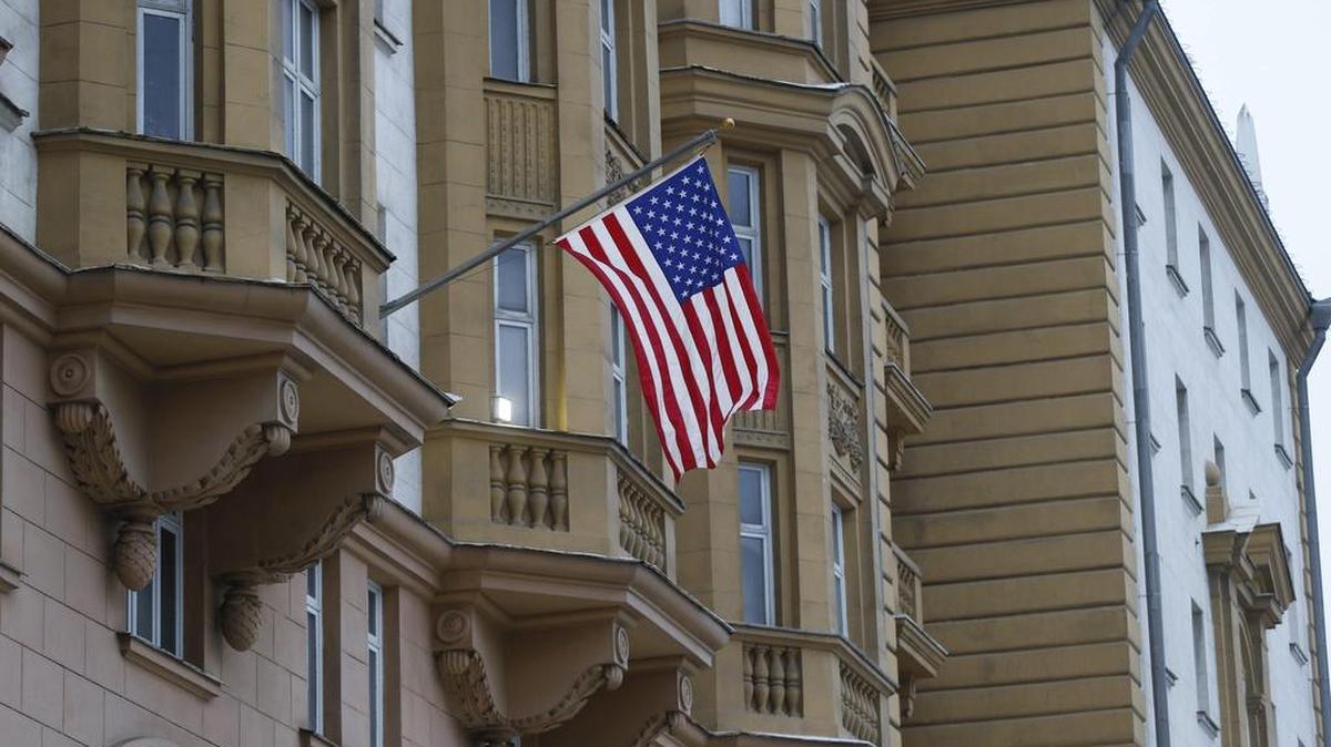 La bandera estadounidense ondea en la embajada de Estados Unidos en Moscú (Rusia) hoy, 30 de diciembre de 2016.