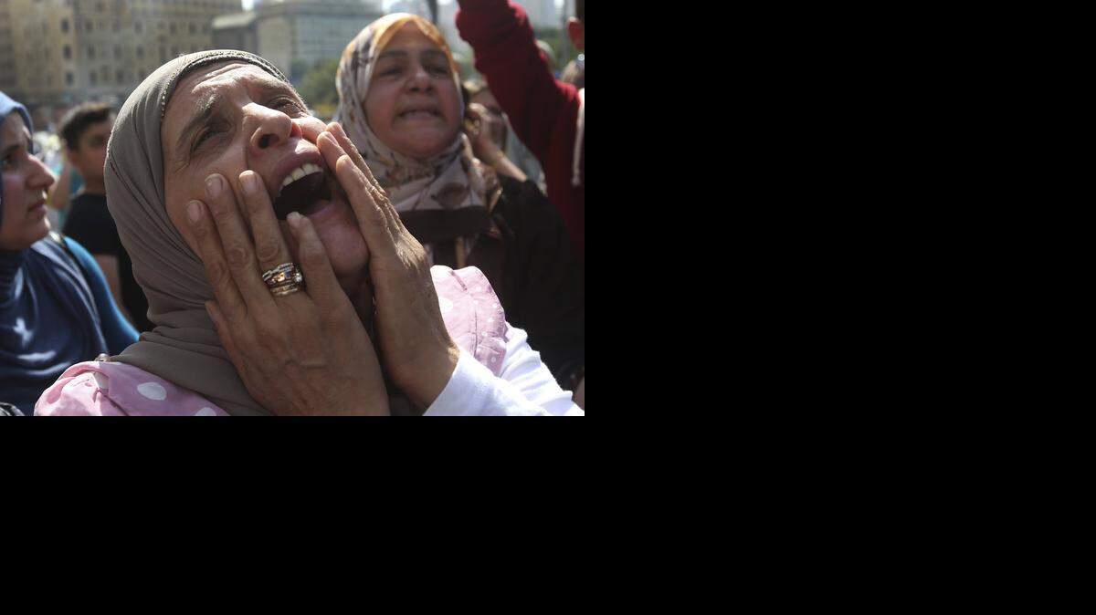 <cutline_leadin>La madre</cutline_leadin> de un soldado libanés secuestrado por militantes del Estado Islámico, se lamenta y pide ayuden a su hijo, frente al edificio del gobierno libanés, en el centro de Beirut, Líbano, este martes.