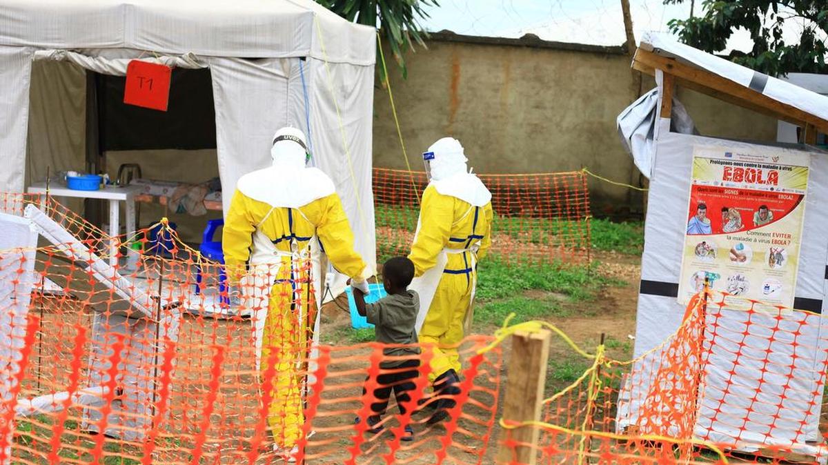 Trabajadores de la salud se llevan a un niño sospechoso de tener el virus del ébola a un centro de tratamiento en el Congo.