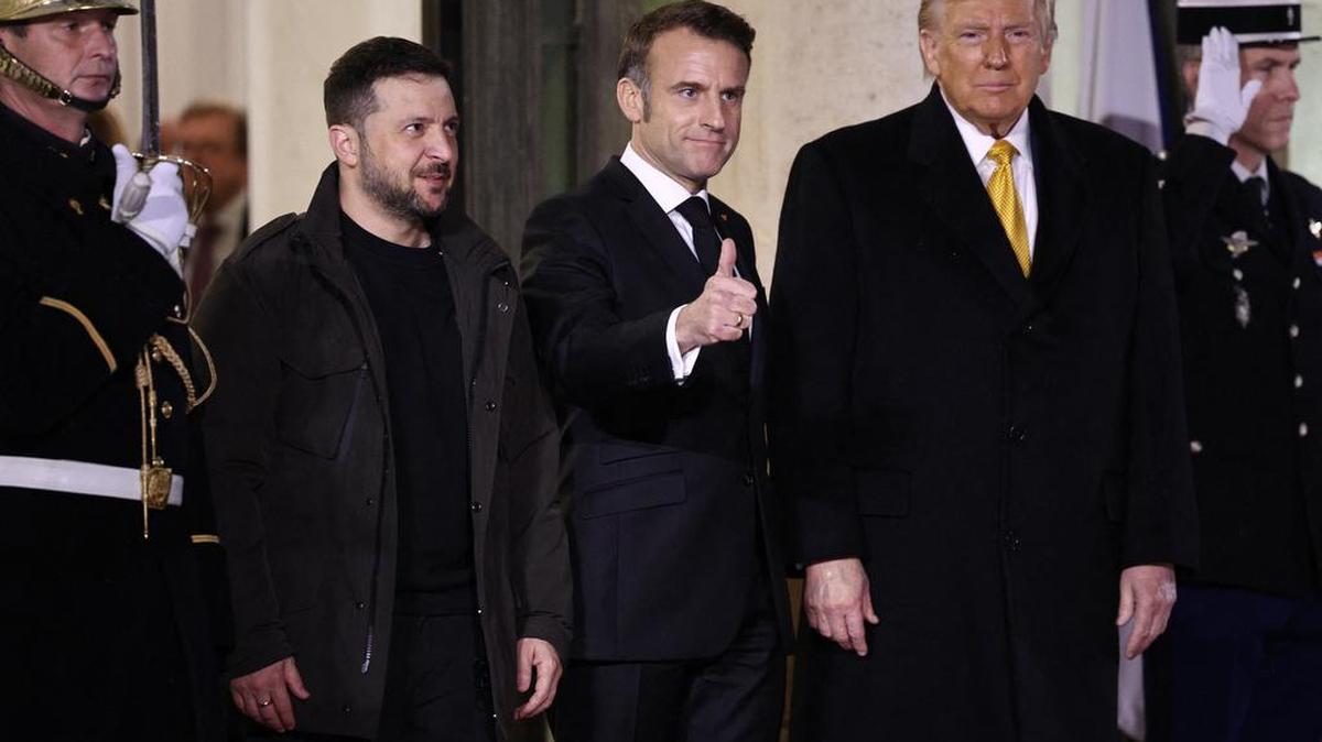 El presidente de Francia, Emmanuel Macron (centro), flanqueado por el presidente electo de Estados Unidos, Donald Trump, y el presidente de Ucrania, Volodymyr Zelensky (segundo desde la izquierda), se marchan tras una reunión en el Palacio Presidencial del Elíseo en París el 7 de diciembre de 2024. Trump hace su primer viaje internacional desde su victoria electoral, preparándose para un día de intensa diplomacia antes de asistir a la ceremonia de reapertura de la catedral de Notre Dame, restaurada tras el incendio de 2019.
