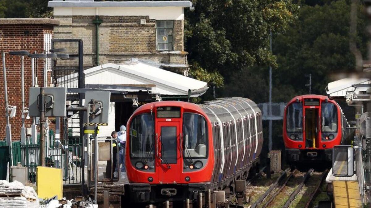 Los agentes de policía forense trabajan junto a un metro subterráneo en una plataforma en la estación de metro Parsons Green en el oeste de Londres el 15 de septiembre de 2017, después de un incidente en un vagón de metro en la estación.