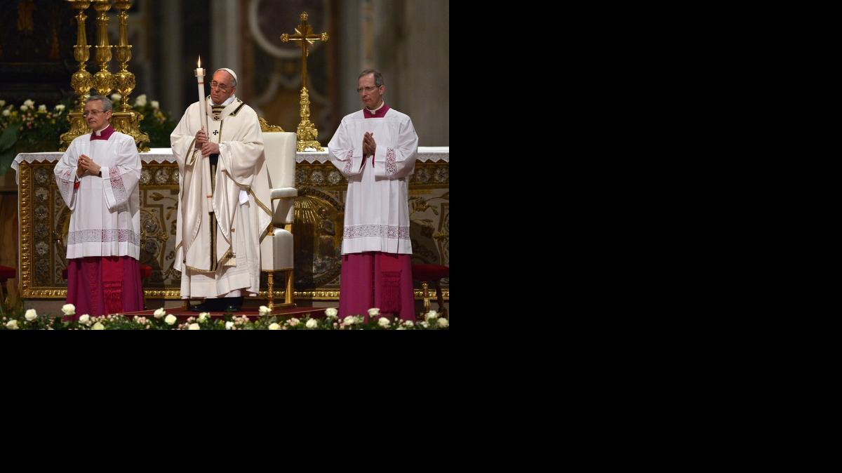 
El papa Francisco celebró la Pascua criticando el “silencio cómplice” y la “indiferencia” ante la “furia yihadista” contra los cristianos, dos días después de la matanza en Kenia.

