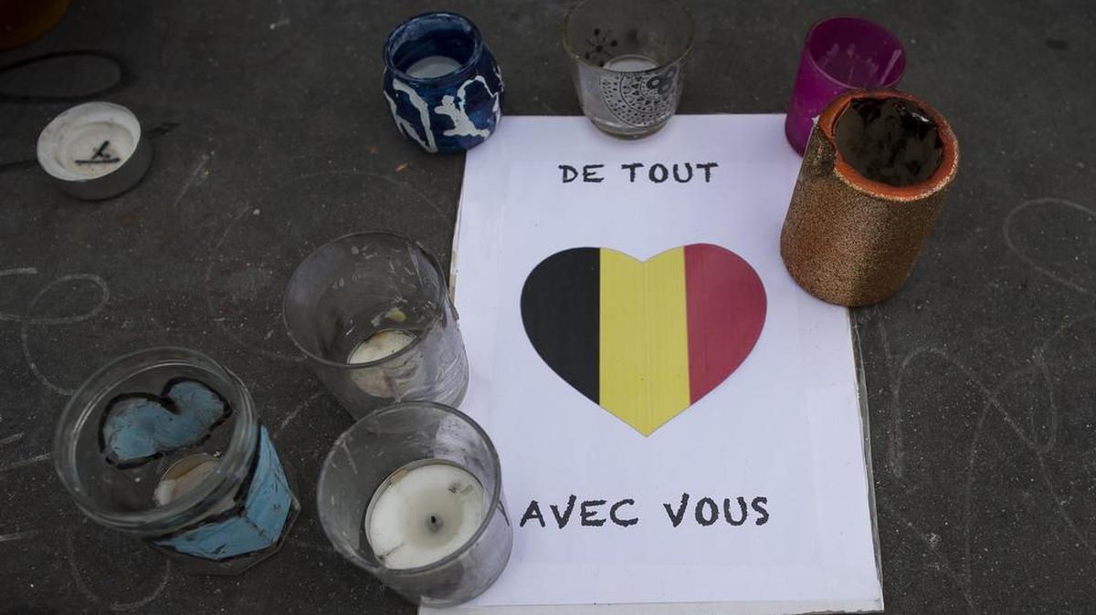 Velas y mensajes en recuerdo de las víctimas de los atentados de Bruselas colocados junto al monumento de la Plaza de la República de París, Francia, hoy, 23 de marzo de 2016. Al menos 31 personas perdieron la vida y centenares resultaron heridas en los ataques terroristas de ayer en Bruselas, cuya autoría ha sido reivindicada por el autodenominado Estado Islámico (EI).