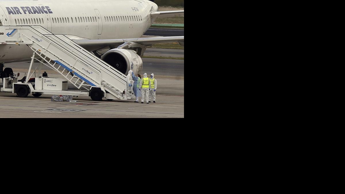 
 España ha activado el protocolo de emergencia sanitaria en el Aeropuerto Adolfo Suárez Madrid-Barajas por un pasajero de Air France que durante un vuelo entre París y Madrid sufría temblores, lo que hizo que la tripulación alertara a las autoridades sanitarias españolas.EFE/Paco Campos
