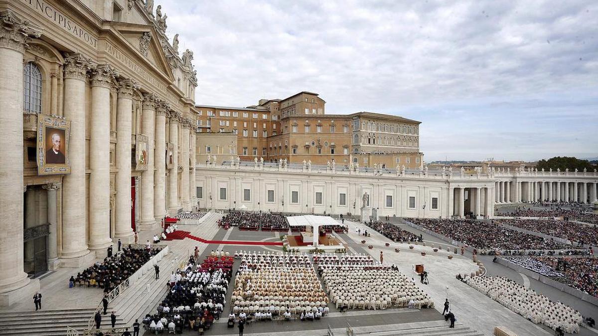 
Vista general de la Plaza de San Pedro, en el Vaticano, durante la ceremonia de canonización de cuatro beatos celebrada por el papa Francisco este domingo.


