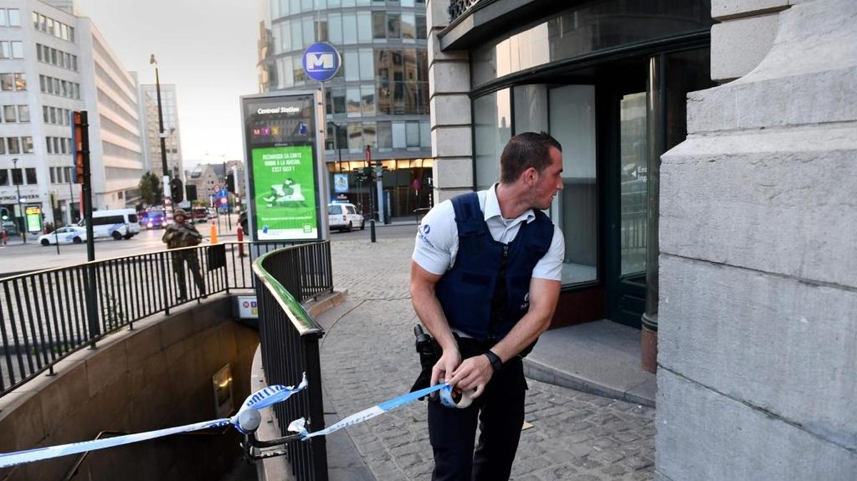 Un policía acordona el área del exterior de la Central Gare en Bruselas, el 20 de junio, después de una explosión.