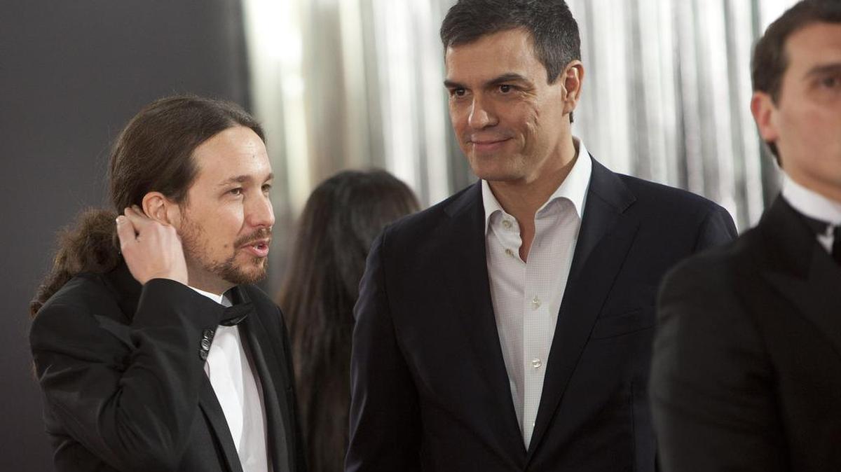 El líder socialista español Pedro Sánchez (d). 