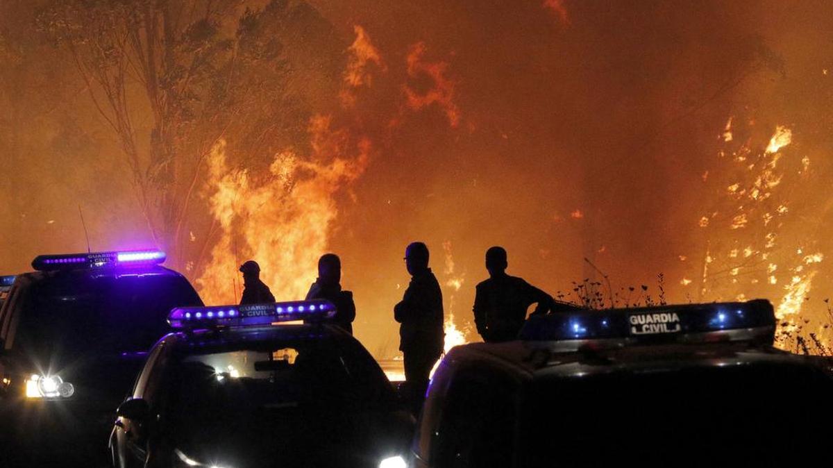 La Guardia Civil impide el acceso a la parroquia de Chandebrito donde han aparecido dos personas calcinadas en el incendio que mantiene aislada la localidad pontevedresa.