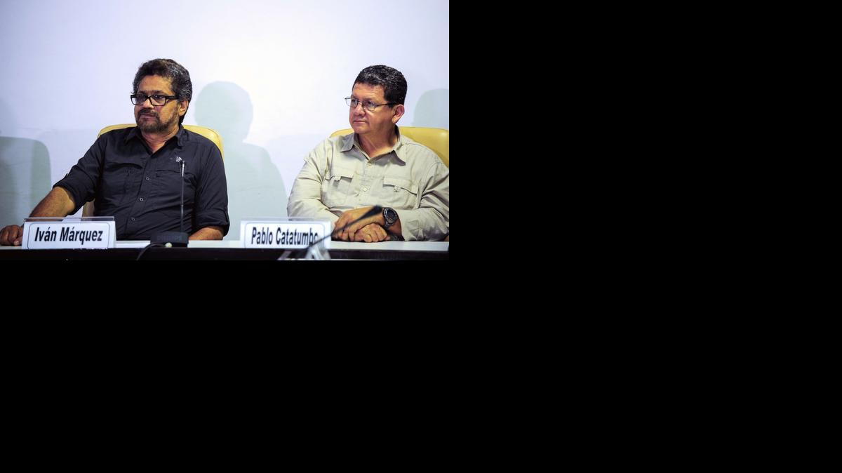 
Los jefes guerrilleros Iván Márquez (izq.) y Pablo Catatumbo, participan en una conferencia de prensa el 7 de marzo de 2014, en La Habana.
