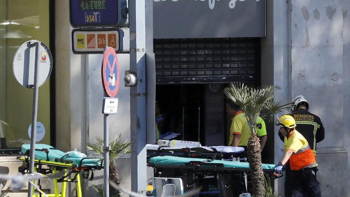 Efectivos de Emergencias en las inmediaciones del lugar en el que una furgoneta ha atropellado esta tarde a varios peatones que paseaban por las Ramblas de Barcelona, un atropello masivo en el que al menos dos personas murieron y veinte resultaron heridas.