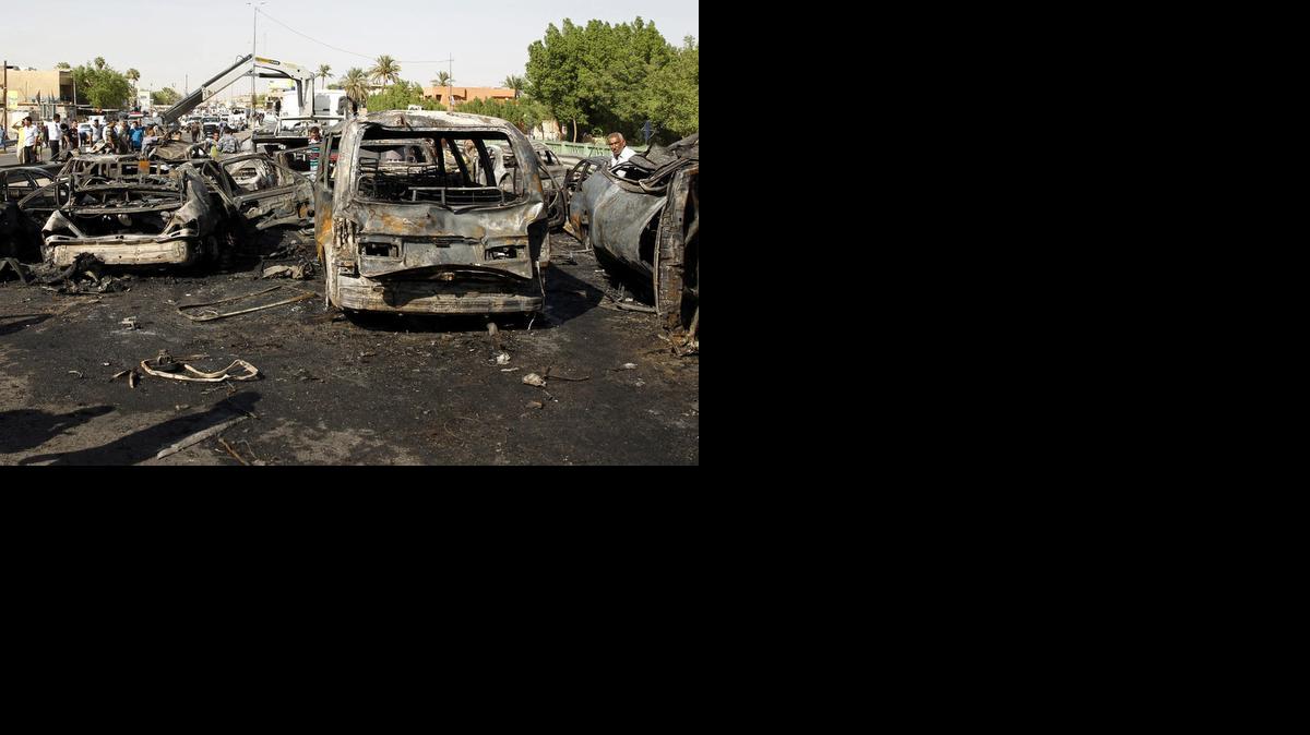 <cutline_leadin>Autos carbonizados</cutline_leadin> tras ataques con coches bomba en el barrio de Nuevo Bagdad, en Bagdad, Irak, el miércoles. <252><252>
